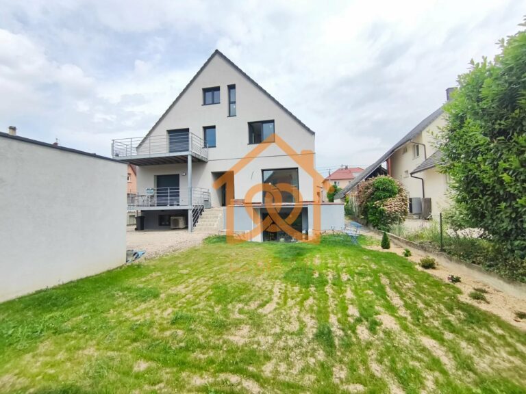 À Geispolsheim Village : Appartement avec garage, parking et un are de terrain - Premi'home Agence immobilière Aix En Provence