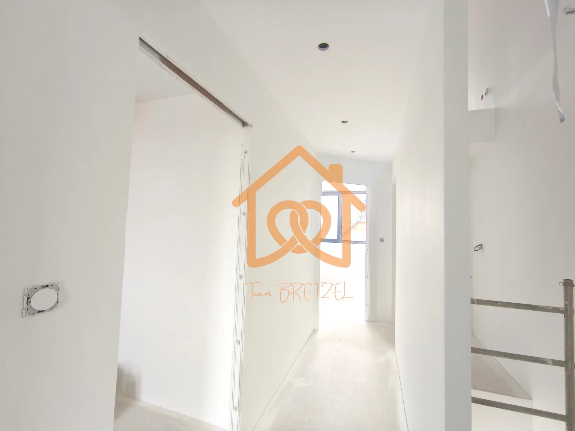 À Geispolsheim Village : Appartement avec garage, parking et un are de terrain - Premi'home Agence immobilière Aix En Provence